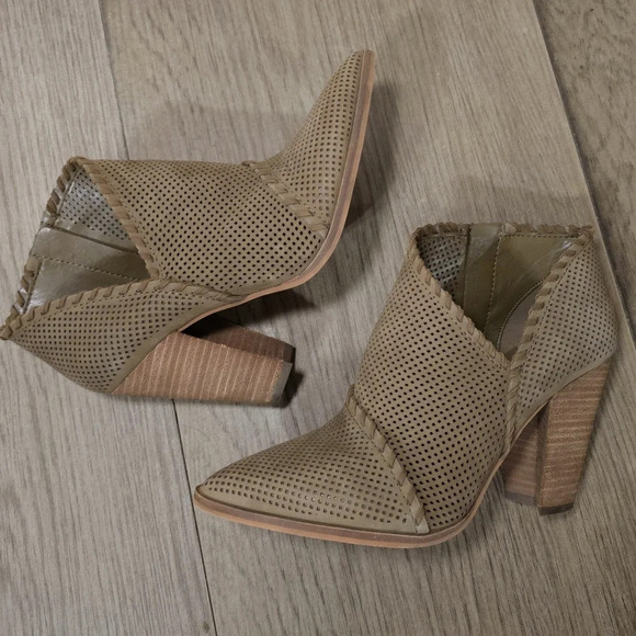 VINCE CAMUTO Lamorna Perforated Leather Pointy Bootie, Stacked Heel, Brown, 8.5 - Picture 7 of 11